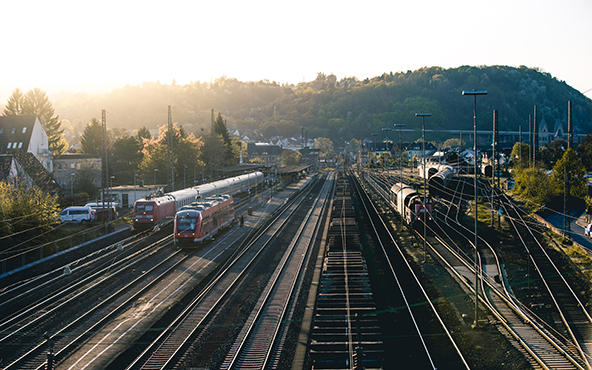 Das Bild zeigt die Gleisanlage des Andernacher Bahnhofs mit Personen- sowie Güterzügen.
