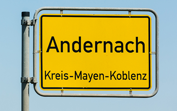 Das Bild zeigt ein Ortseingangsschild der Stadt Andernach.